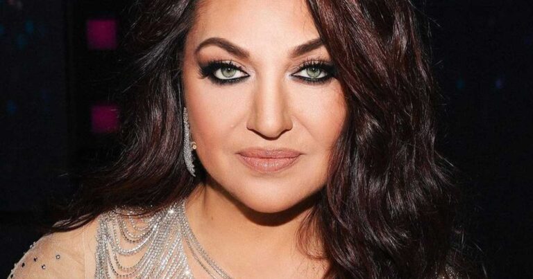 Όλοι κοιτούσαν το σκίσιμο στο φόρεμα της Καίτης Γαρμπή – Τραγούδησε μαζί με το μοναχογιό της Δημήτρη