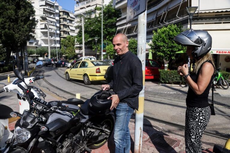 Έκλεψαν το κράνος του Γιάνη Βαρουφάκη