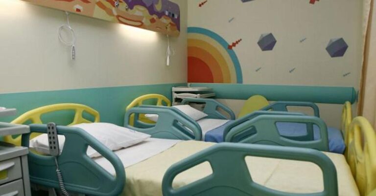 2 παιδιά και ένα νεογέννητο δίνουν μάχη για τη ζωή τους διασωληνωμένα στο Ιπποκράτειο