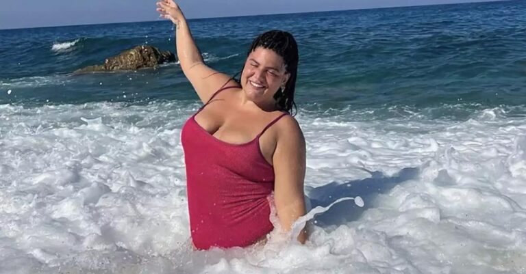 Η Δανάη Μπάρκα φωτογραφήθηκε να βγαίνει από τη θάλασσα σαν αναδυόμενη Αφροδίτη