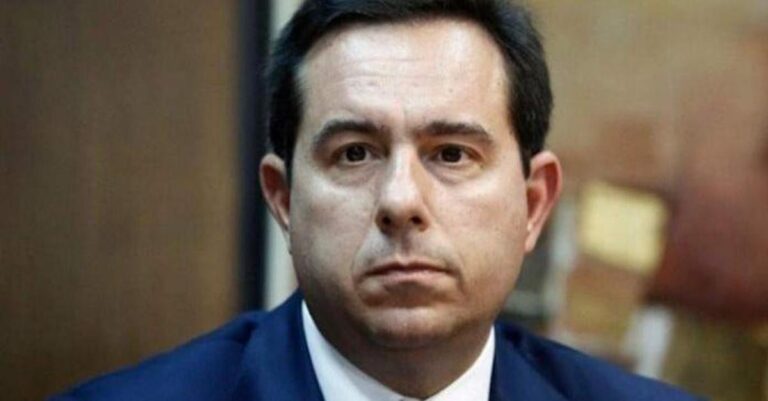 Παρασκήνιο για παραίτηση Νότη Μηταράκη: Διακοπές στο κότερο, προσκύνημα στην Πάτμο, οργή με φωτιές