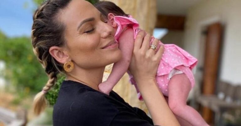 Με λευκό λινό φορεματάκι – Η Μαλέσκου φιλούσε τα χέρια της κόρης της όσο κοιτούσε το Δανιά να σερφάρει στη θάλασσα