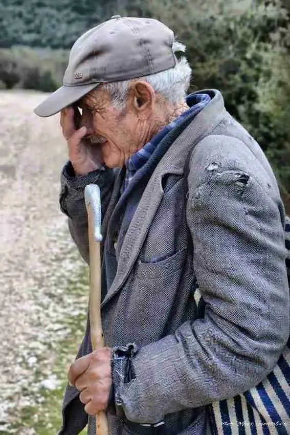 33 συγκινητικές φωτογραφίες ανθρώπων που έμειναν πίσω στο χωριό