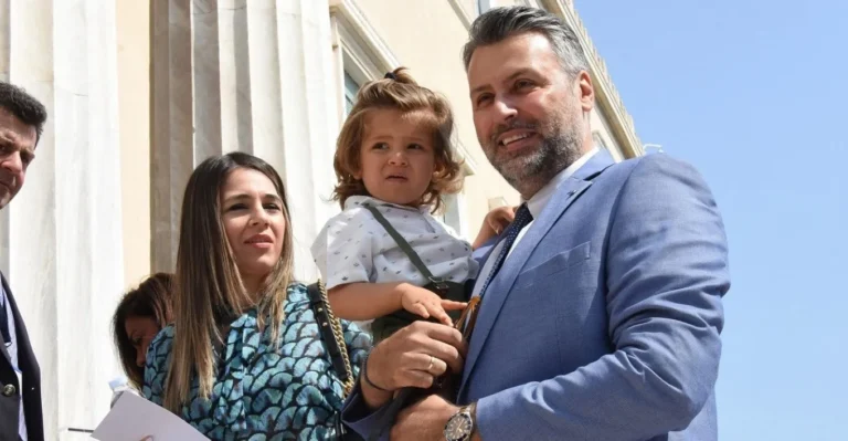 Ζητά συγγνώμη ο Γιάννης Καλλιάνος: «Το δικό μου μωρό έκλαιγε κατά τη διάρκεια της ορκωμοσίας»