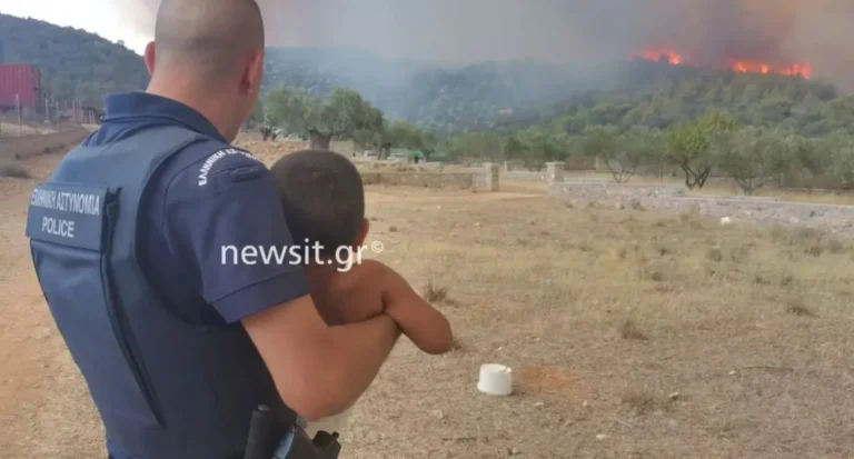 Σοκ στα Δερβενοχώρια: Αστυνομικός απομακρύνει μωρό από τις φλόγες στη Μάνδρα