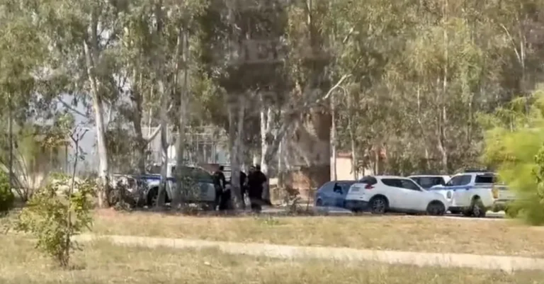 Ασπρόπυργος: Υπαξιωματικός σε κατάσταση αμόκ άνοιξε πυρ στην Β’ Μοίρα Αλεξιπτωτιστών – Κρατούσε όμηρο τον διοικητή