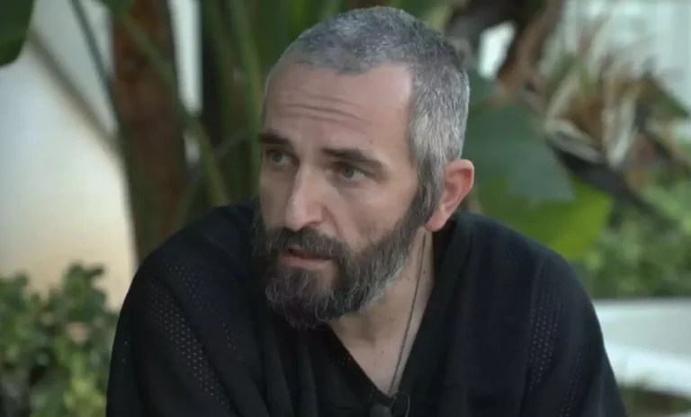 Άρης Σερβετάλης: «Γιατί για να μπω σε ένα καφέ έπρεπε να σκαναριστώ λες και ήμουν ντομάτα;»