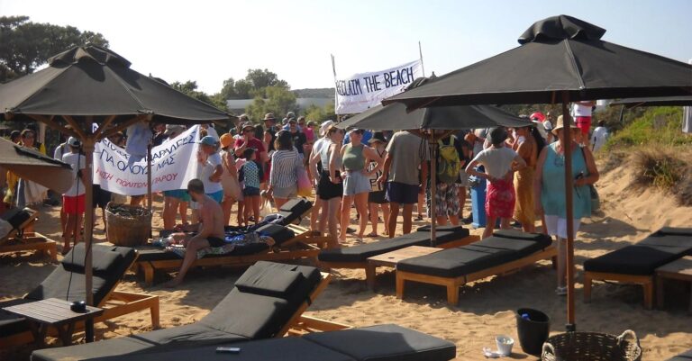 300 πολίτες «μπούκαραν» σε παραλία που είχε καταλάβει beach bar με ξαπλώστρες, άπλωσαν πετσέτες και έκαναν μπάνιο