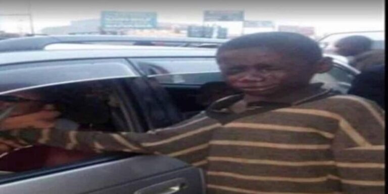 Άστεγο αγόρι πλησιάζει ένα αυτοκίνητο για να ζητιανέψει μόλις όμως κοίταξε πιο προσεκτικά την θέση του οδηγού, τα έχασε