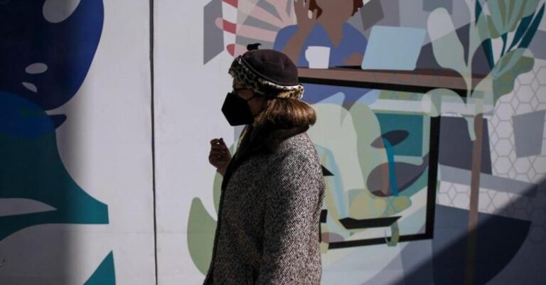 Στο εργαστήριο: 3 χρόνια μετά λύθηκε το μυστήριο του πού και πώς ξεκίνησε ο κορωνοϊός