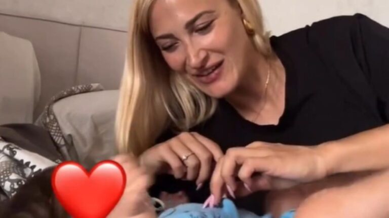 Του τραγουδούσε, τον γαργαλούσε και ο νουνίτο ξεκαρδιζόταν – Οι τρυφερές στιγμές της Ιωάννας Τούνη και του Δημήτρη Αλεξάνδρου με τον γιο τους