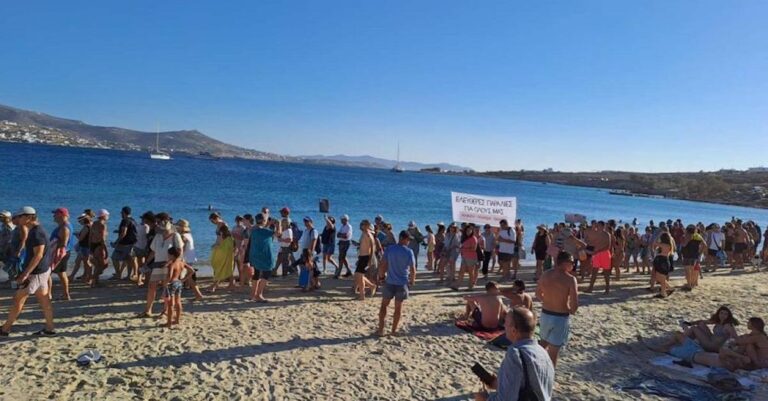 Πάρος: Νέα διαμαρτυρία πολιτών για τις ξαπλώστρες – «Ελεύθερες παραλίες για όλους μας»