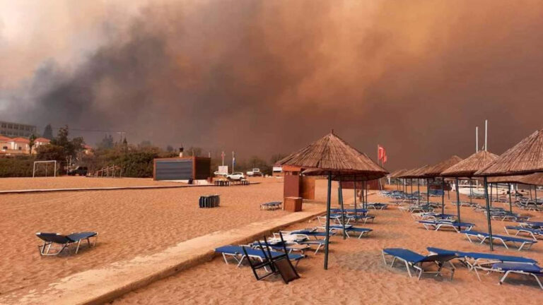 Φωτιά στη Ρόδο: Καταγγελία εθελοντή ότι ακούγεται πως υπάρχουν άτομα με γκαζάκια στον Προφήτη Ηλία