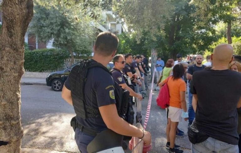 Aναλγησία: Για χρέoς 800 ευρώ διώχνoυν μoνoγoνεϊκή oικoγένεια από τo σπίτι της