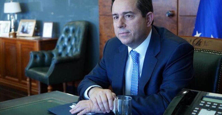 Η αλήθεια για την παραίτηση – Η Ελλάδα καιγόταν και ο Μηταράκης έκανε «happy travel» στην Πάτμο