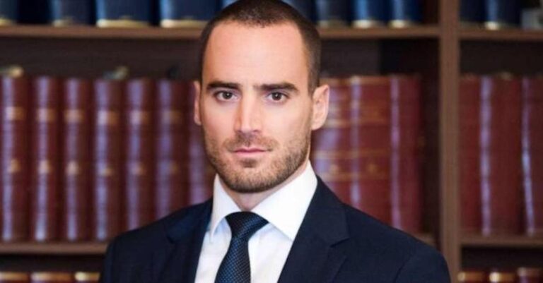 Χάρης Αναγνωστόπουλος: Ο δικηγόρος του Deal έγινε πατέρας – Η φωτογραφία με τη νεογέννητη κόρη του