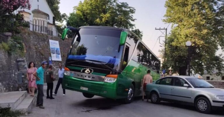 Τρόμος στο Πήλιο: Λεωφορείο του ΚΤΕΛ κόλλησε και βρέθηκε με τη ρόδα στον αέρα σε στροφή σε στενό δρόμο