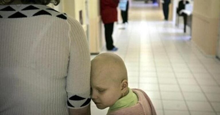 Ενός λεπτού σιγή για την μητέρα που κοιμάται στον καναπέ της ογκολογικης μονάδας