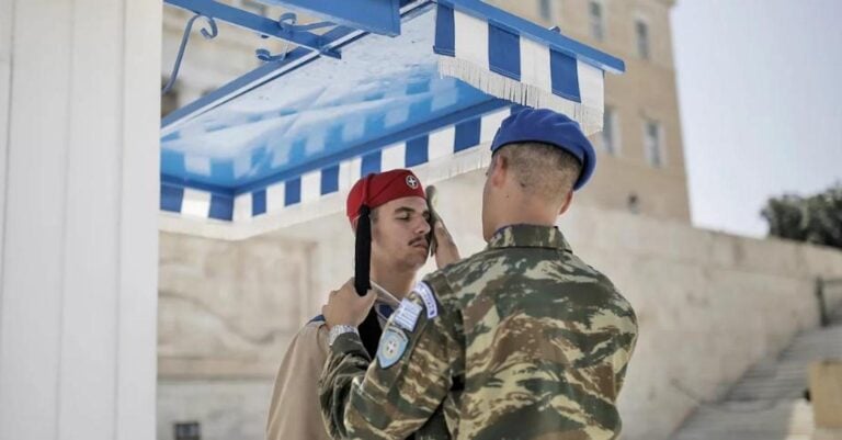 Ακίνητοι στον καύσωνα στο Μνημείο του Άγνωστου Στρατιώτη