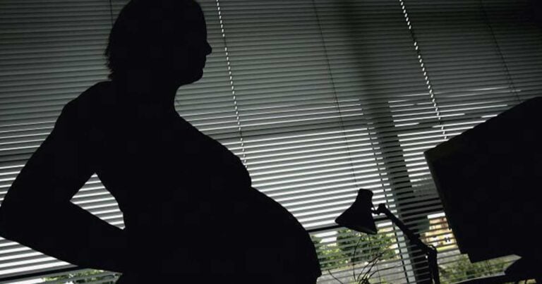 Ανακάλυψα ότι είμαι έγκυος από τον άντρα μου ενώ είμαστε στα δικαστήρια