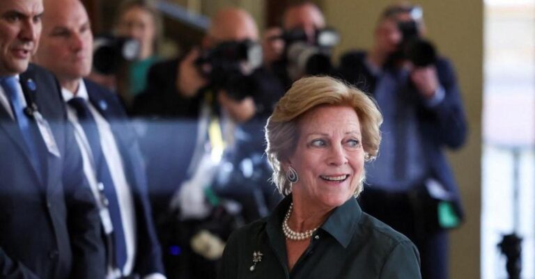 Class και αριστοκρατία: Η Άννα Μαρία σε νεαρή ηλικία με καθημερινά ρούχα και πολυτελή κοσμήματα