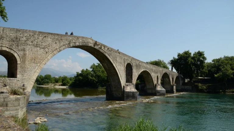 Παραλίγο τραγωδία στην Άρτα  –  Άνοιξαν οι πόρτες φράγματος στον Άραχθο και τα νερά παρέσυραν πέντε ανήλικες