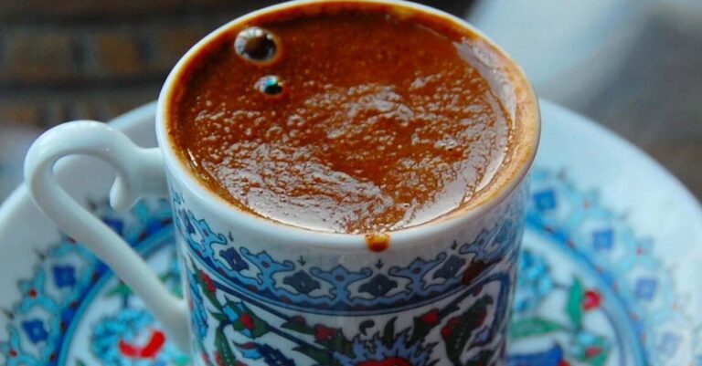 Ο σοβαρός λόγος που δεν πρέπει να πίνετε καφέ πριν πάτε για ψώνια σύμφωνα με τους επιστήμονες