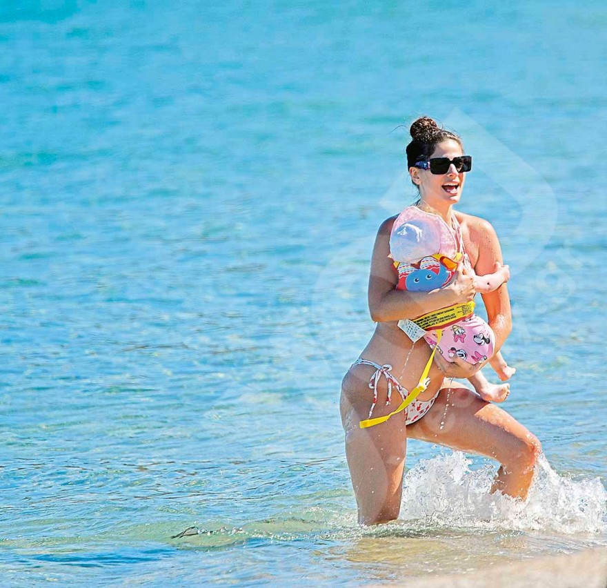 Χριστίνα Μπόμπα: Με τις δίδυμες και την πεθερά σε παραλία της Αντιπάρου - Το μπραζίλ μπικίνι της έκλεψε τις εντυπώσεις
