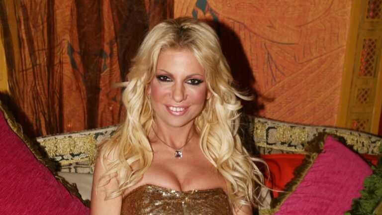 Κοντό μαλλί, αμακιγιάριστη, στη φάρμα της: Άλλος άνθρωπος η Στέλλα Μπεζαντάκου εν έτει 2023