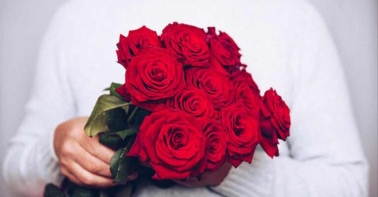 Δεν θέλω ο άντρας μου να μου στέλνει λουλούδια, είναι πεταμένα λεφτά. Εκείνος όμως δεν ακούει