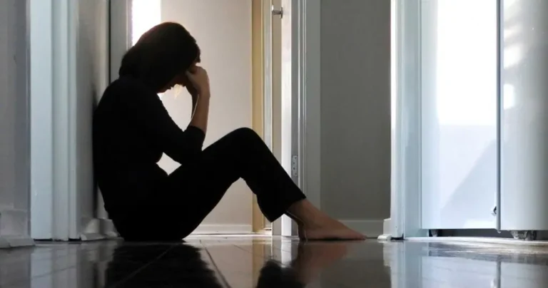 Έχασα τον πατέρα μου και ο σύντροφός μου, μου λέει να τον πενθώ στην τουαλέτα γιατί για εκεί είναι το πένθος μου…