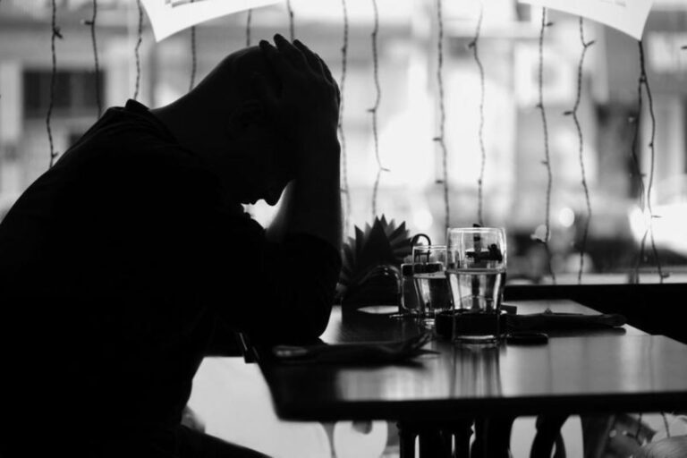 Έχει εξωσυζυγική σχέση αλλά δεν ζητάω διαζύγιο γιατί είμαι άνεργος