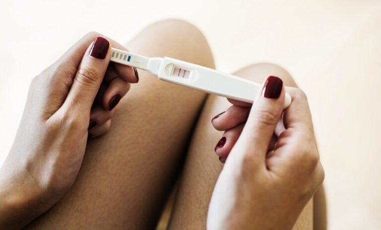 Είμαι έγκυος και φοβάμαι μήπως ο σύντροφός μου, μου πει πάλι να το ρiξω. Τί να κάνω;