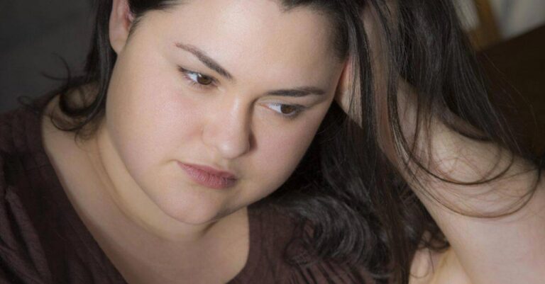 Είπε ότι θα έπρεπε να του πω κι ευχαριστώ, που είναι μαζί μου. Τόσο χοντρή, που είμαι, ποιος άλλος θα καθόταν;