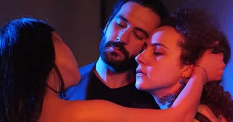 Έκανα έρωτα με τους γονείς ενός συμμαθητή του γιου μου. Θέλω να μετακομίσω, ντρέπομαι