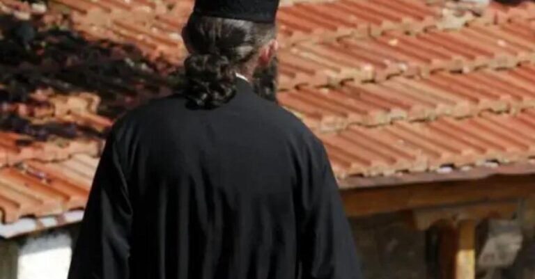 Έπαθαν σοκ οι περαστικοί στο Ρέθυμνο – Ιερέας χαστούκιζε την παπαδιά στη μέση του δρόμου