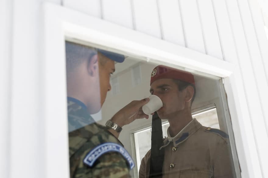 Βαθιά υπόκλιση από όλους μας: Οι εύζωνες ακίνητοι στις θέσεις τους, παρά τον καύσωνα με 40 βαθμούς θερμοκρασία 2 EUZWNOI