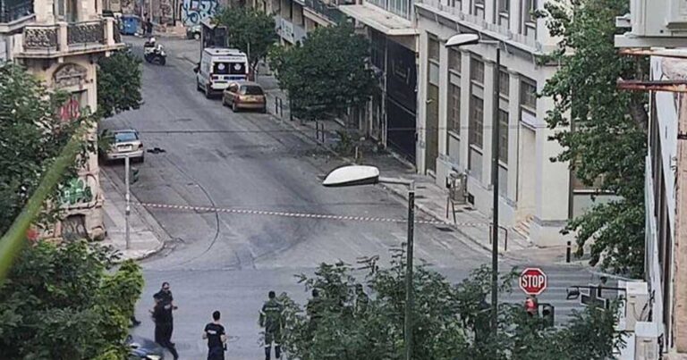 Εξερράγη βόμβα έξω από τη Μεγάλη Στοά της Ελλάδος στην Αχαρνών