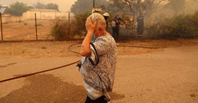 Φωτιά: Οι σπαρακτικές στιγμές μιας ηλικιωμένης γυναίκας που πρέπει να αφήσει το σπίτι της