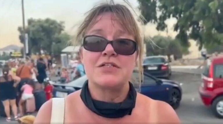 Φωτιά στη Ρόδο: «Πήραν πρώτα γυναίκες και παιδιά, μας έδωσαν δωρεάν νερό και φαγητό» λέει Βρετανή τουρίστρια