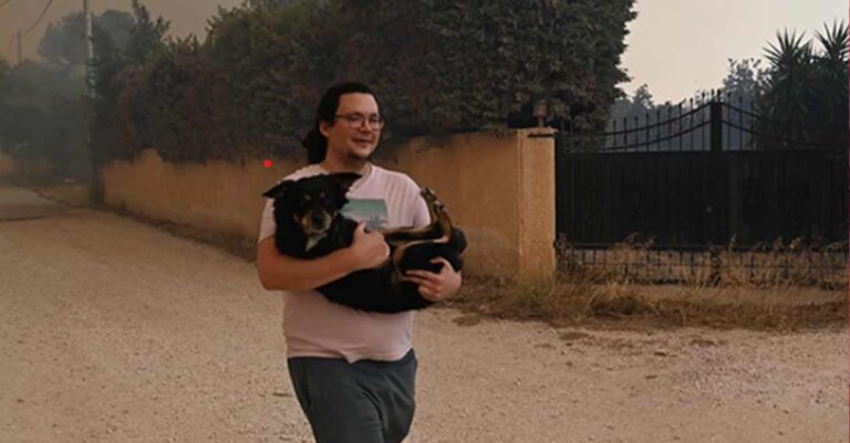 Φωτιά στο Λαγονήσι: Νεαρός πήρε αγκαλιά το φοβισμένο σκυλάκι του και φεύγει να σωθεί