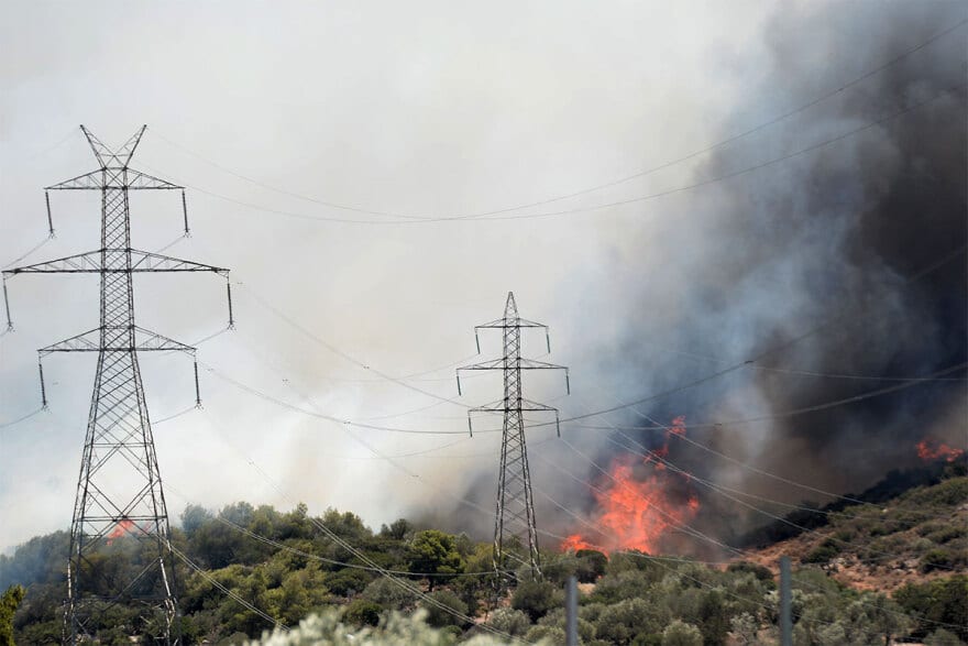 Φωτιά στον Νέο Κουβαρά: Καίγονται σπίτια στην Ανάβυσσο 5 fwtia-6