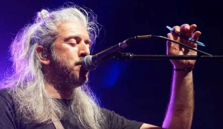 Χαρούλης για καπνογόνα: «Γονείς έρχονται με τα παιδάκια τους στην πλάτη, μην το χαλάτε»