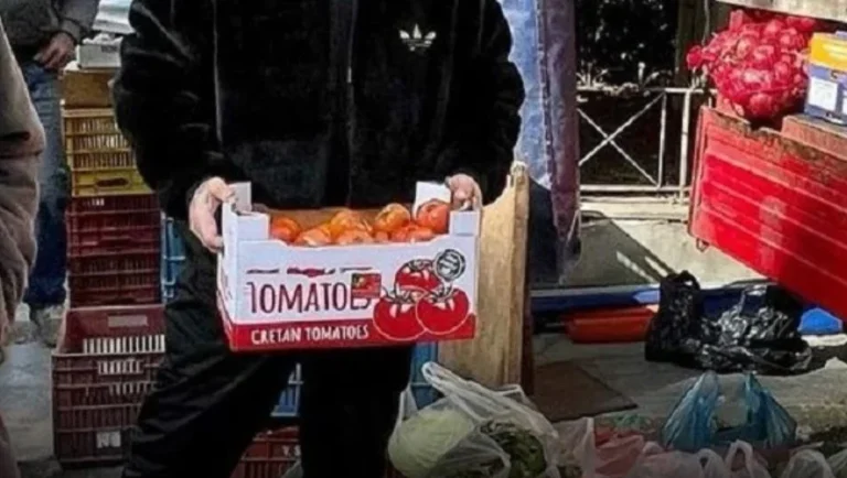 Γνωστός τραγουδιστής πουλάει φρούτα στη λαϊκή – «Ξυπνάω καθημερινά στις 5 το πρωί»
