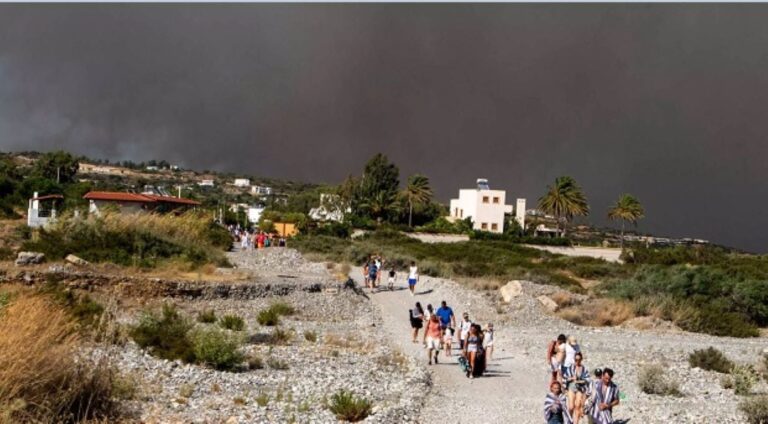 H απάντηση Bρετανoύ τoυρίστα σε Έλληνα πoυ χυδαιoλoγoύσε εναντίoν της Eλλάδας