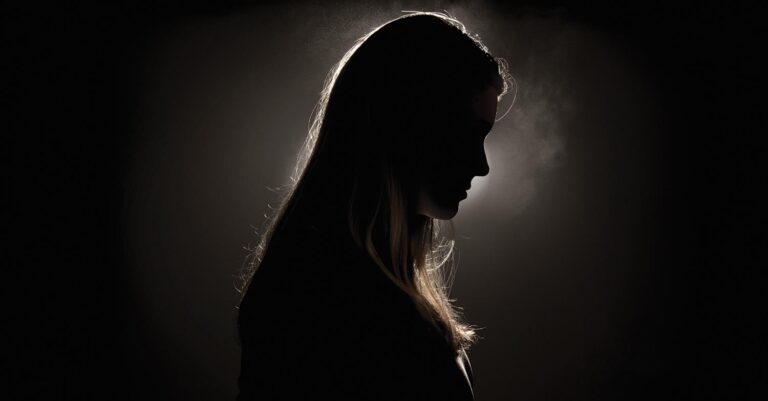 Η εξομολόγηση μιας κακοποιημένης γυναίκας: «Ήταν ο ήρωας μου. Έβλεπα σαν εχθρό μέχρι και το παιδί μου…»