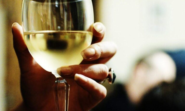 Η γυναίκα μου πάει μαζί μου μόνο όταν πίνει