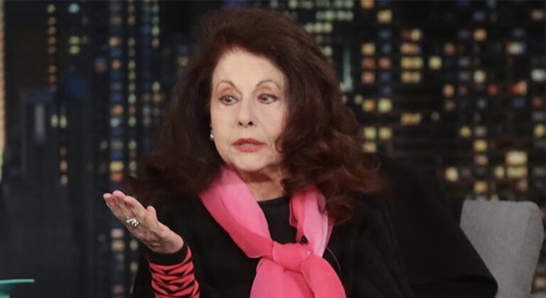 Ελένη Ανουσάκη: «Πέθανε τραγικά επάνω στη σκηνή προλογίζοντας μία παράσταση»