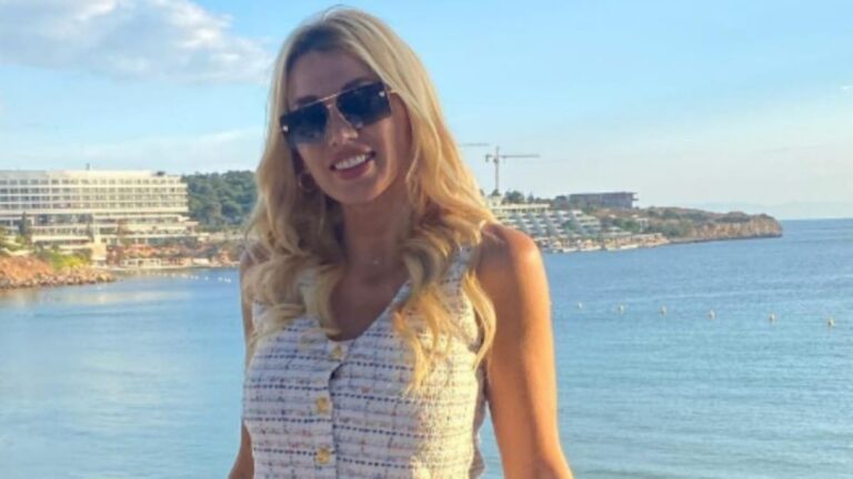 Καστανόξανθη με ίδια μάτια και χαμόγελο – Συγκλονιστική η ομοιότητα της Σπυροπούλου με τη μικρή της αδερφή