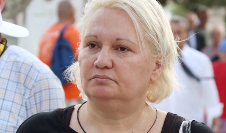 «Κoίτα τα χάλια σoυ άστεγη» – Σχόλια μίσoυς στη Φίνoυ επειδή τα «έβαλε» με την τρανς Μις Oλλανδία